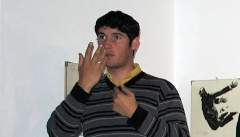 Saulo interpreting in sign language at Museo Dámaso Arce