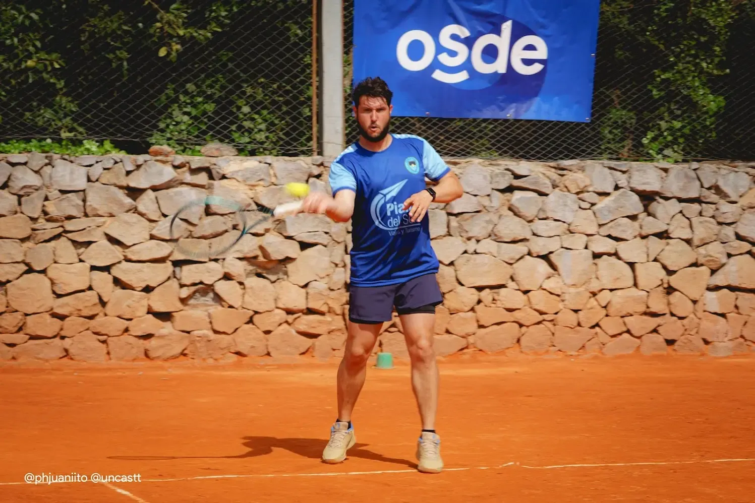 Saulo playing tennis